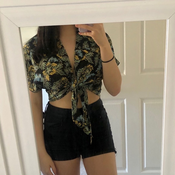 Aritzia Button Up Top - Picture 2 of 4